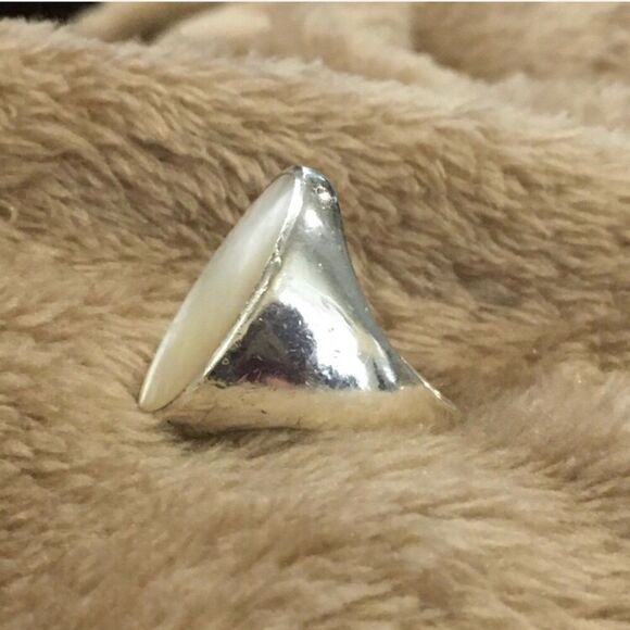Vintage Mother of Pearl Sterling Silver Wide Band Cocktail Ring Sz 8 - Picture 7 of 8